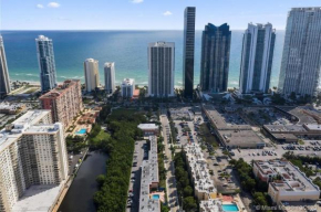 Cute, cozy condo walk to the beach!